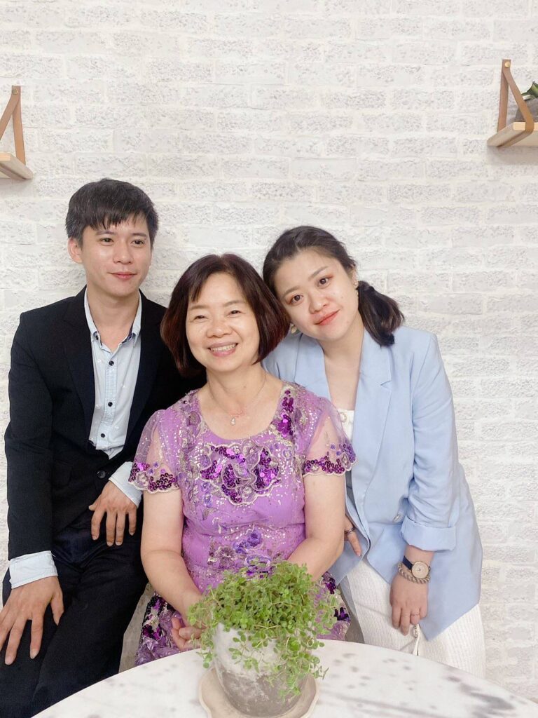 麗富康事業協理李玥彤與媽媽和弟弟的合影，在麗富康不僅學會經營事業，更懂得珍惜家人。