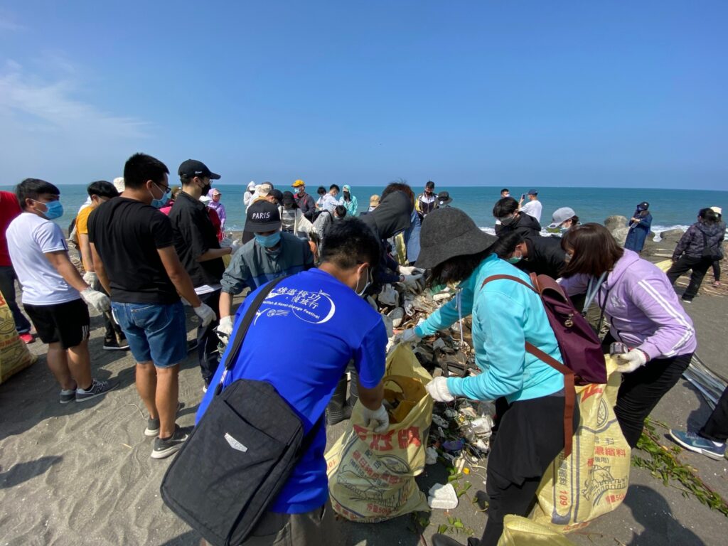麗富康事業團隊在一次次的淨灘活動中，領悟團結力量大，邀請大家一起守護海洋。