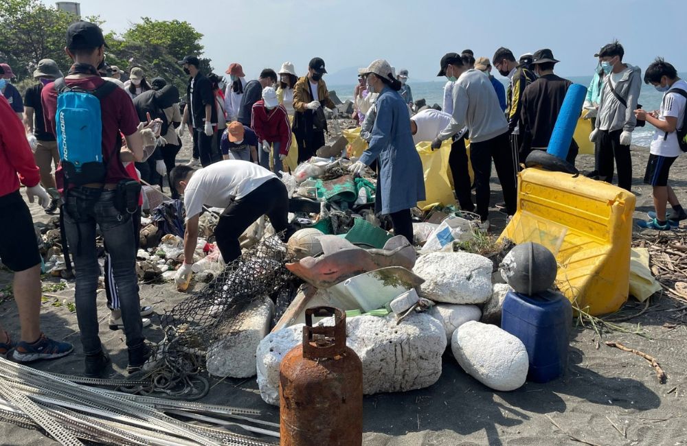 麗富康事業團隊在高雄彌陀海岸，在短短一天的時間收集了大量的垃圾。